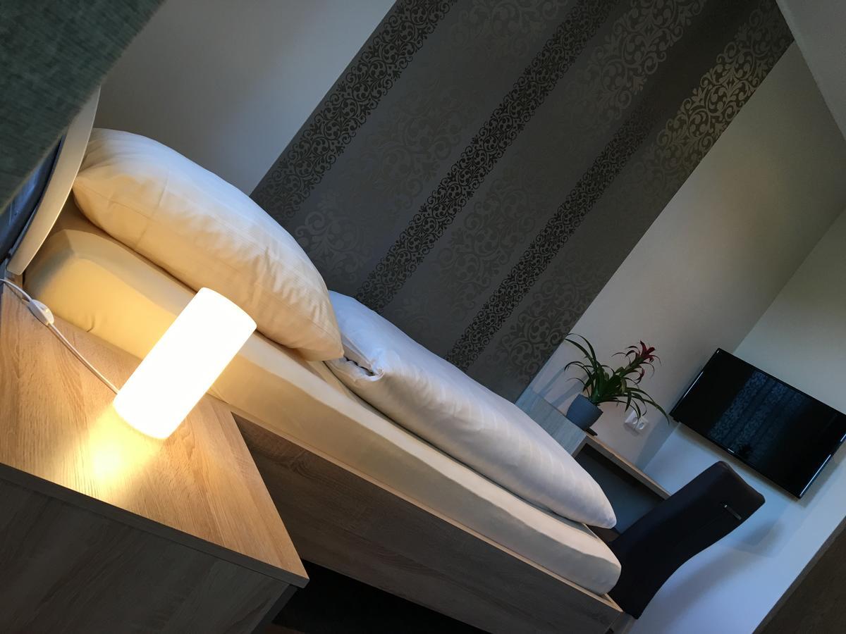 Dorfgasthof Schmitz Schalkenmehren Bagian luar foto