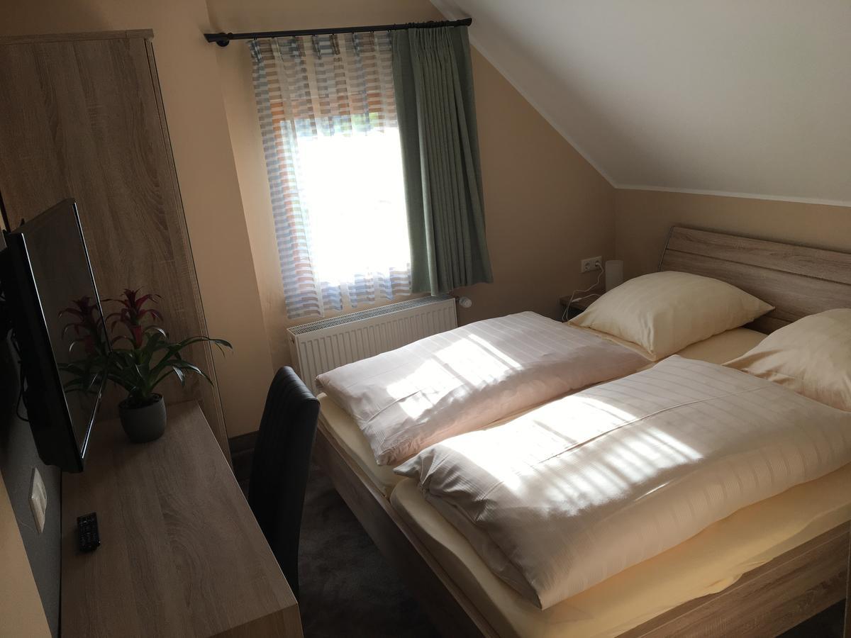Dorfgasthof Schmitz Schalkenmehren Bagian luar foto