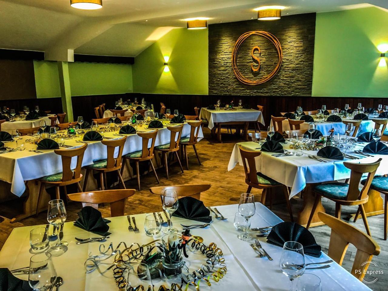 Dorfgasthof Schmitz Schalkenmehren Bagian luar foto